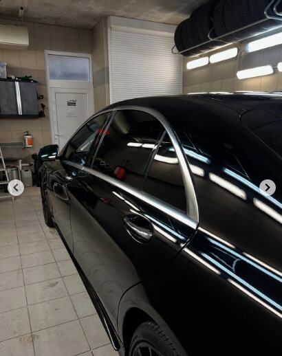 Černý Mercedes s hotovým tónováním zadních skel